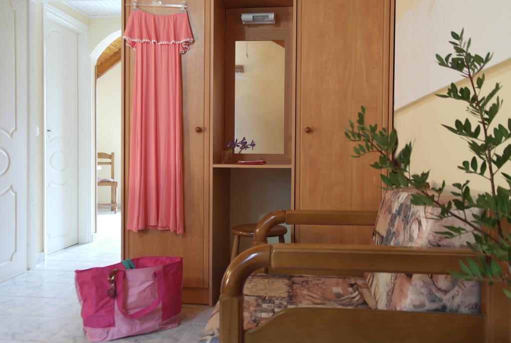 Anna Studios Zola Room photo